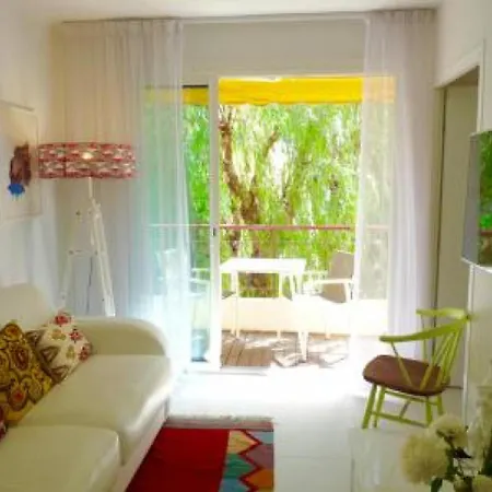 Sleeps 6 Air Con Wifi アパート