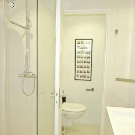Sleeps 6 Air Con Wifi アパート